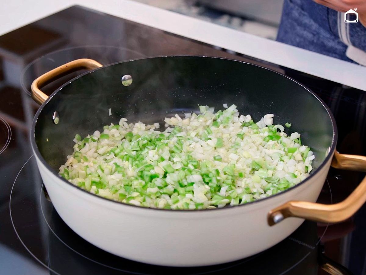 Sofrito para el guiso de arroz con pollo