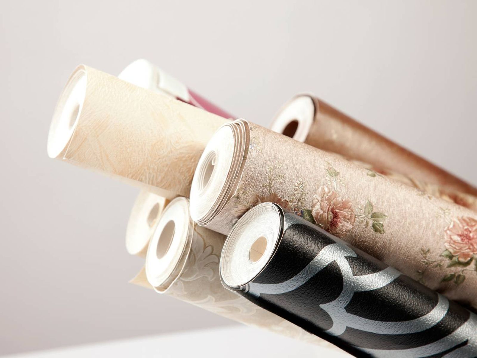 Está fabricado con materiales que absorben o atenúan las ondas sonoras. Está fabricado con materiales que absorben o atenúan las ondas sonoras.