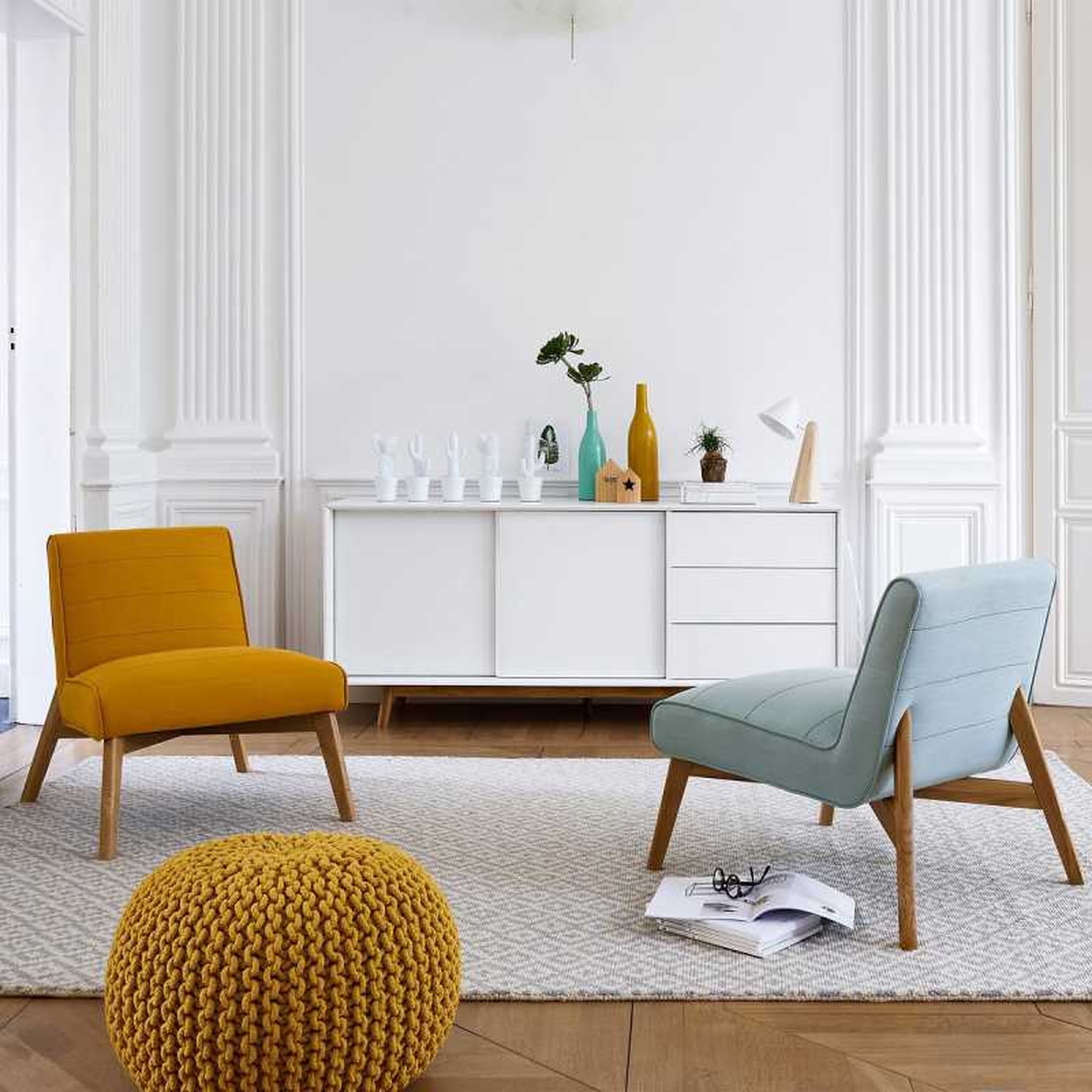 Butacas de colores modernas con patas de madera. Butacas de colores modernas con patas de madera.