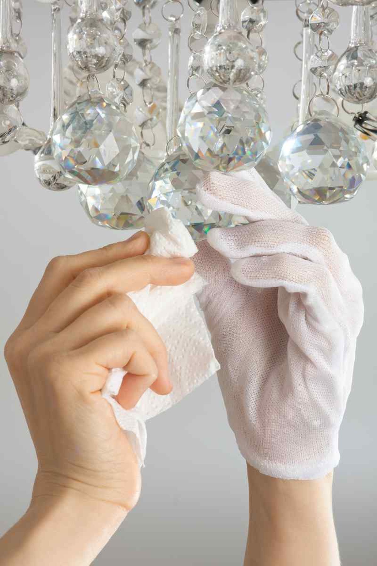 Limpia cada cristal de la lámpara con amoníaco y agua