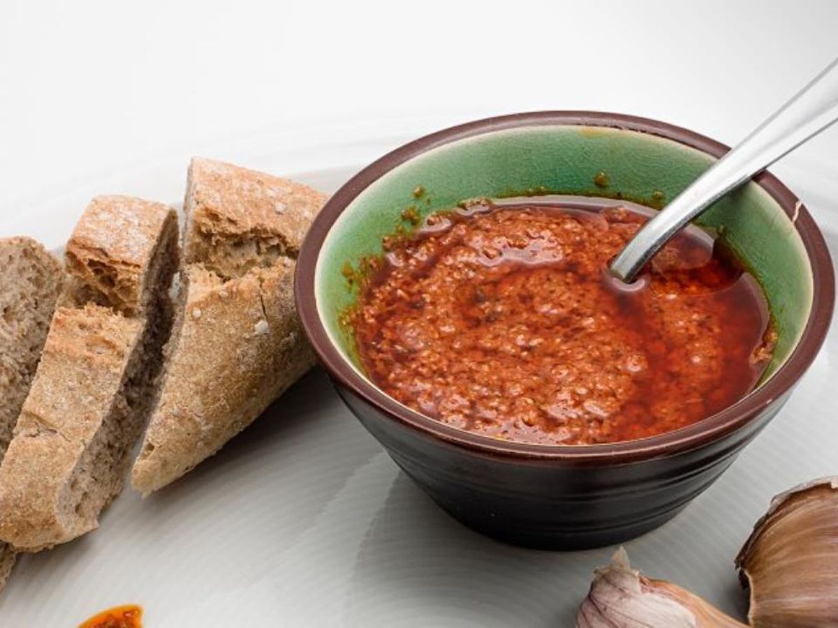 Aprende a elaborar el mojo picón, la rica salsa canaria picante, con estos sencillos pasos