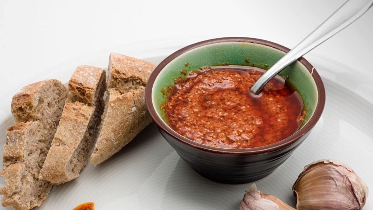 Aprende a elaborar el mojo picón, la rica salsa canaria picante, con estos sencillos pasos