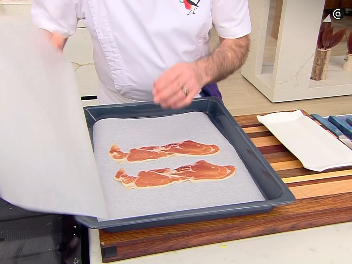 Hornea dos lonchas de jamón para las virutas