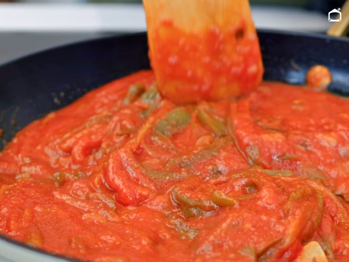Cocinar la salsa de tomate a fuego suave
