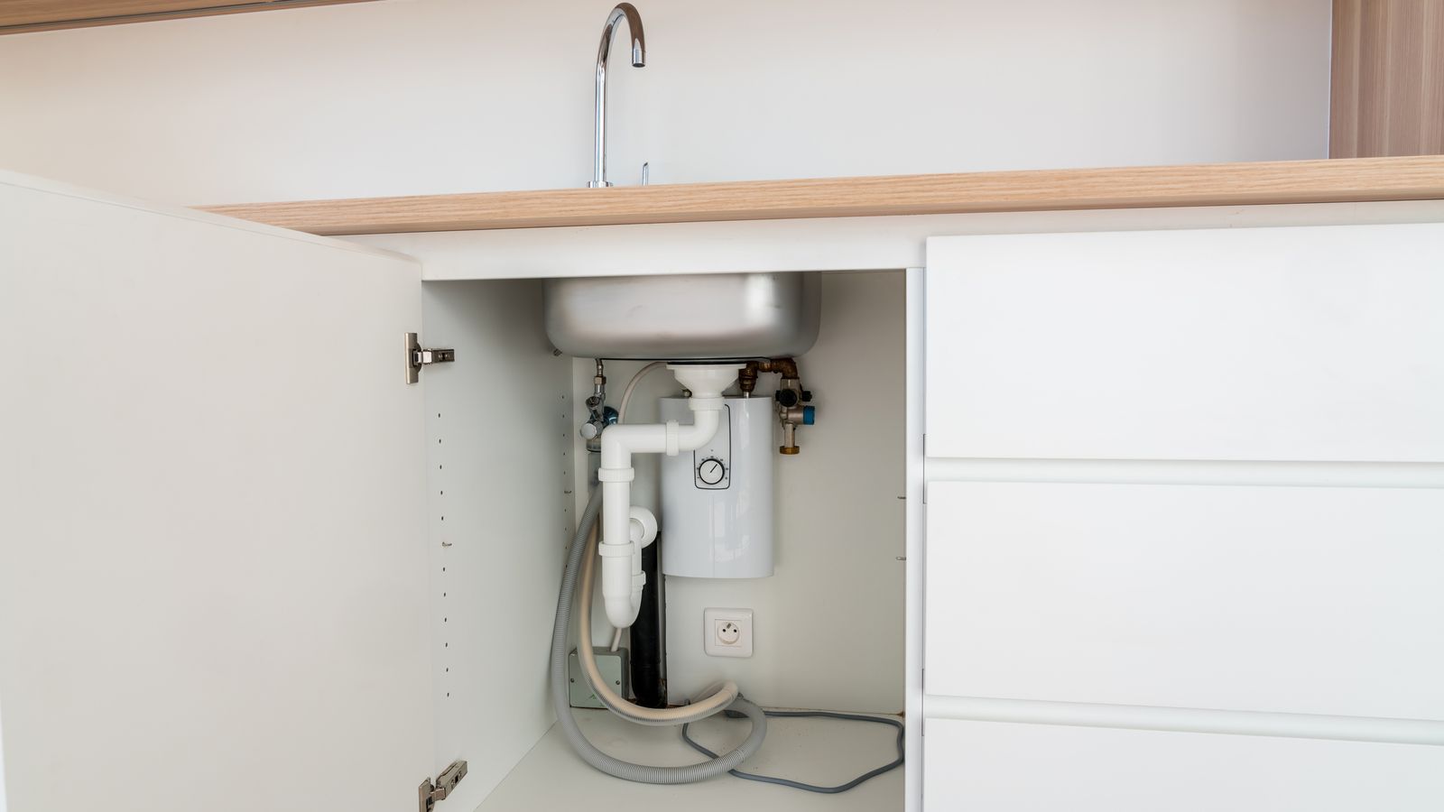 La basura que produce mal olor suele quedarse en el sifón o triturador