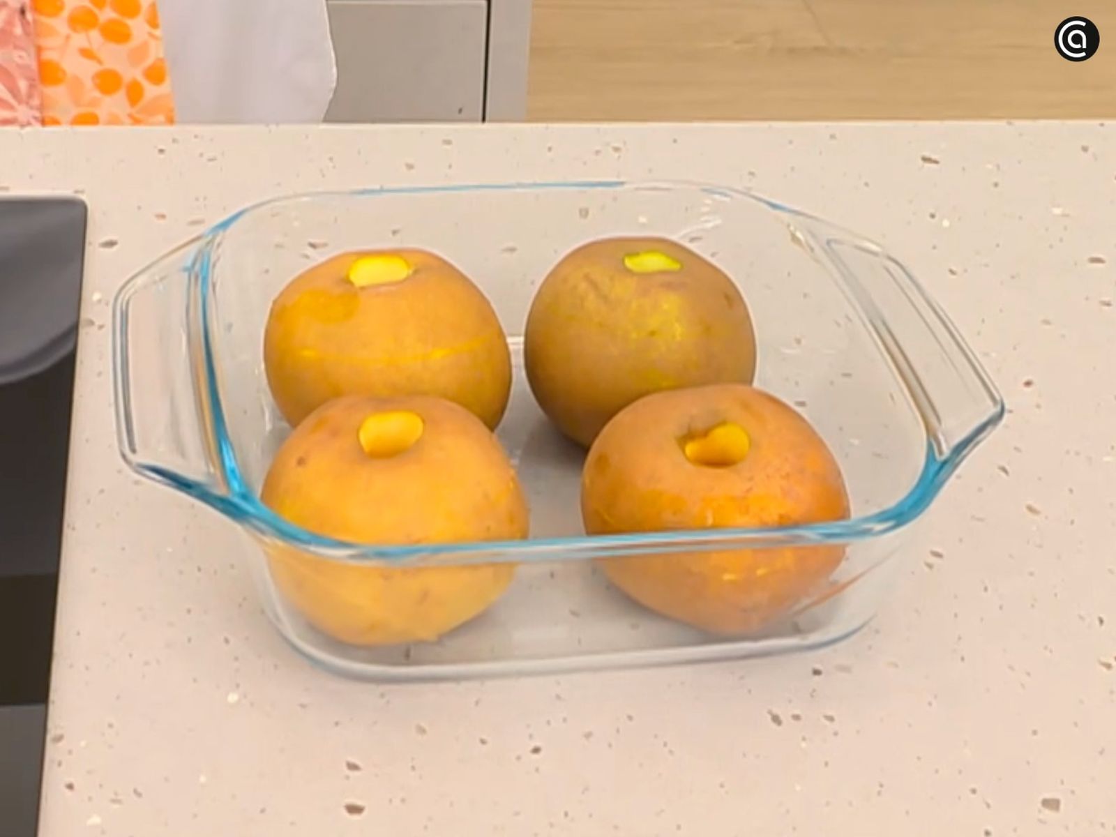 Quita el corazón a las manzanas y colócalas en una fuente apta para horno