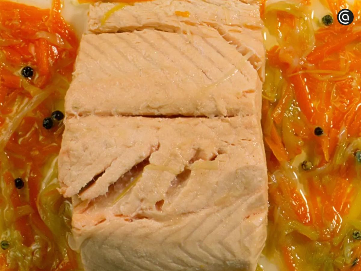 Salmón en escabeche con zanahoria y cebolla: elegante, fácil y lleno de sabor.
