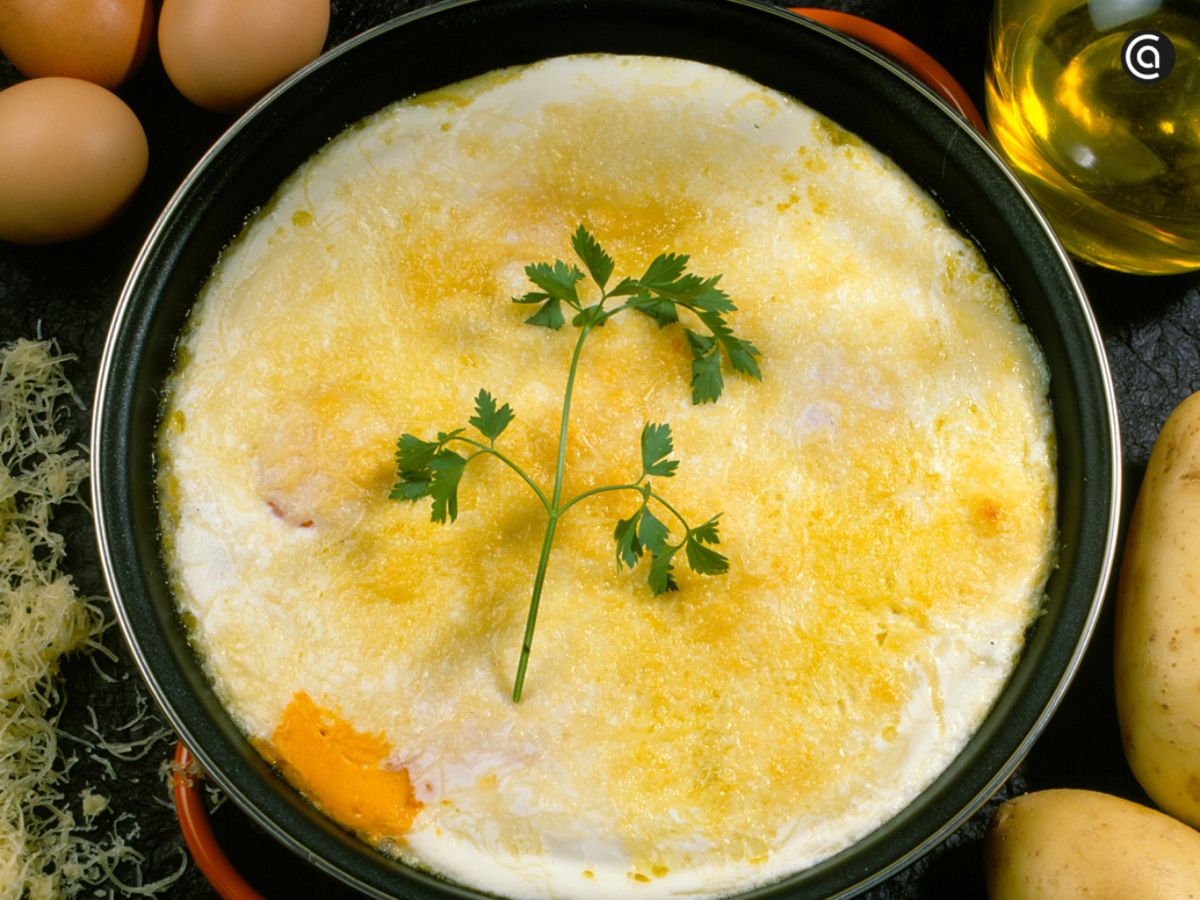 El puré aporta suavidad y convierte los huevos al plato en un reconfortante plato de cuchara.