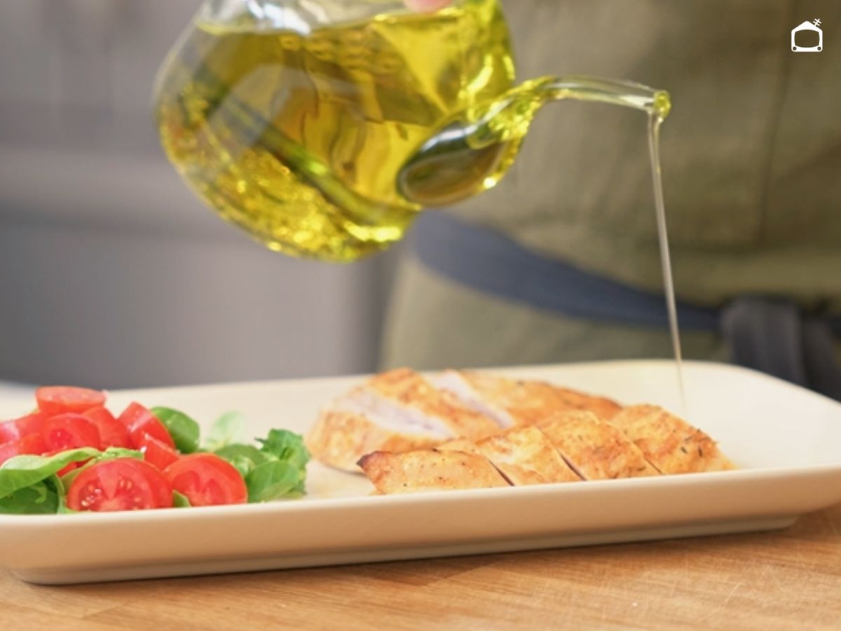 Emplatado final con un chorrito de aceite de oliva y ensalada fresca.