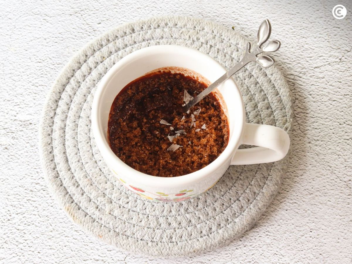 Agregar azúcar moreno y sal al brownie a la taza