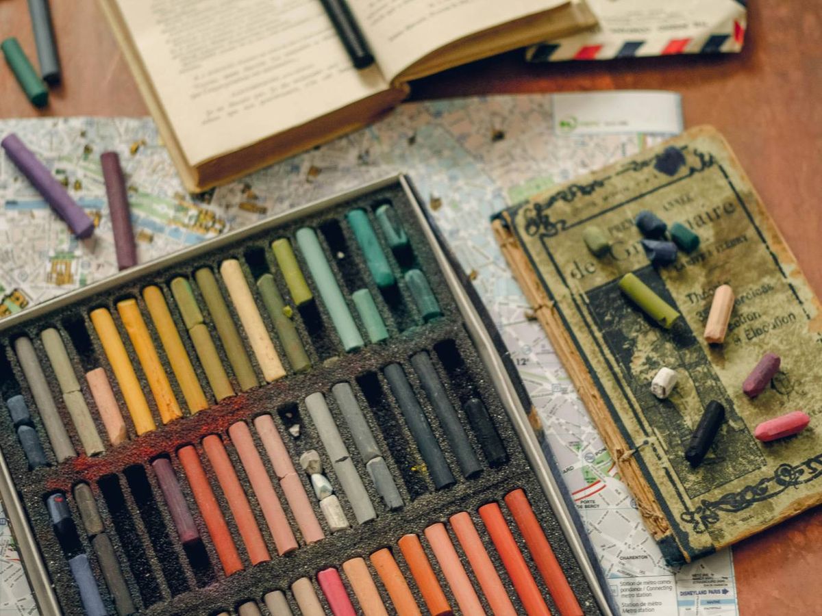 Pega lápices enteros o a trozos alrededor de un marco clásico.