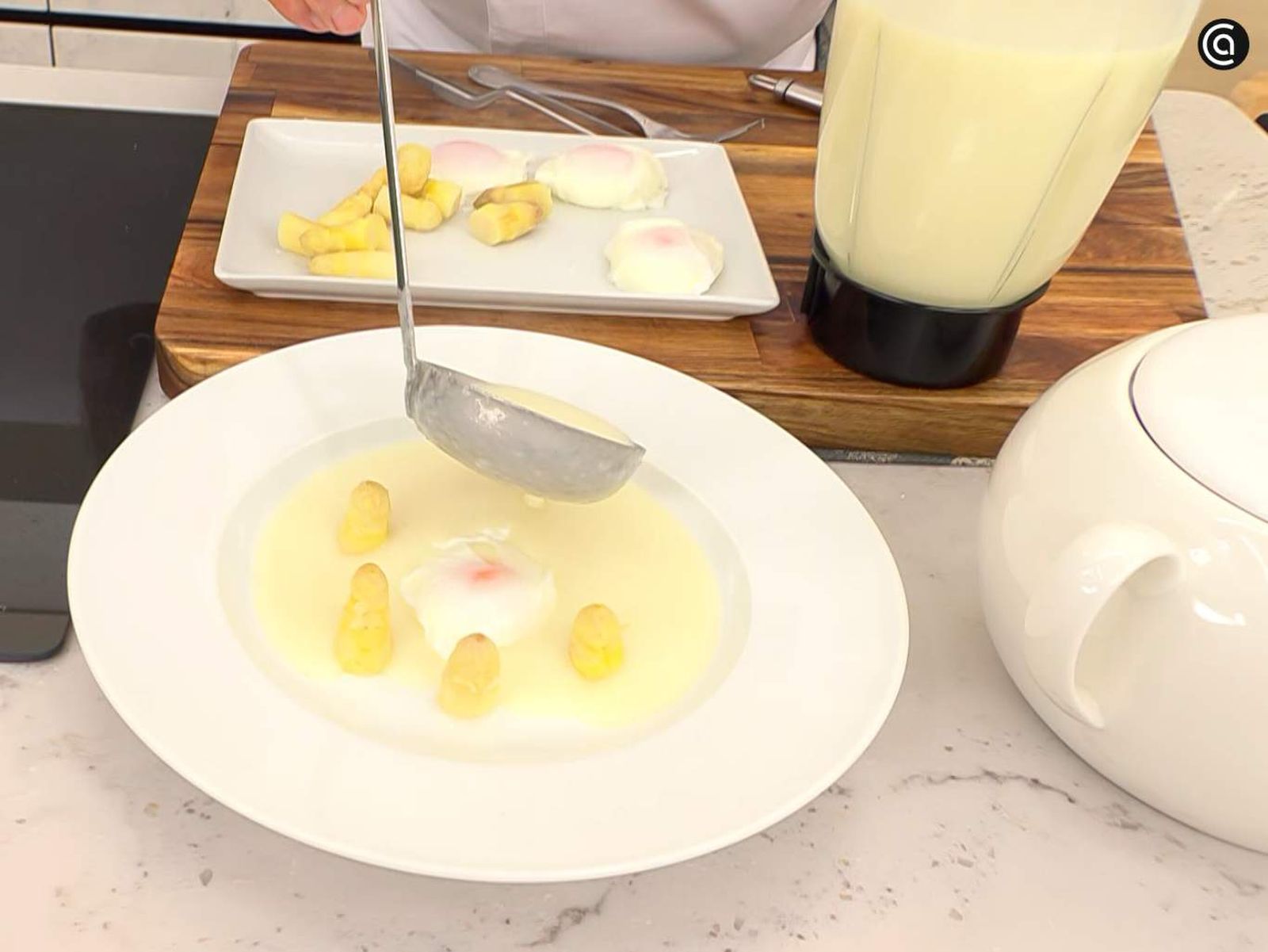 Sirve la sopa de espárragos blancos con huevo escalfado Sirve la sopa de espárragos blancos con huevo escalfado