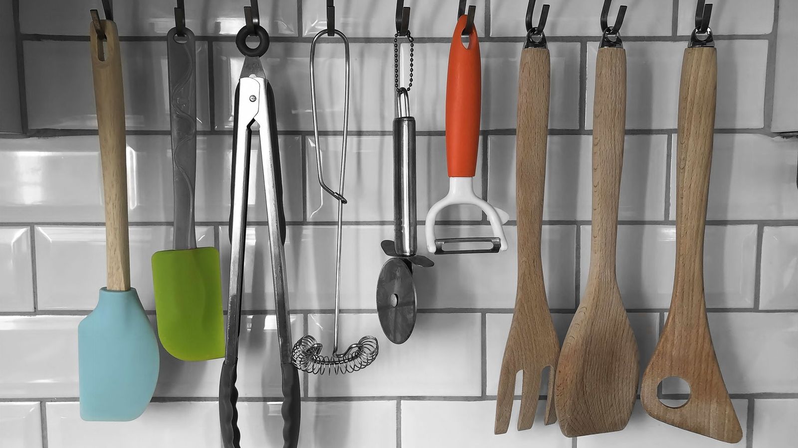 Puedes utilizar este espacio añadiendo sencillos ganchos y tableros perforados.