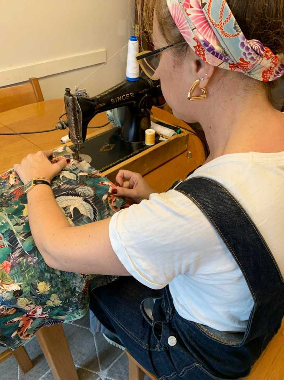 Coser la tela para hacer la tote bag.