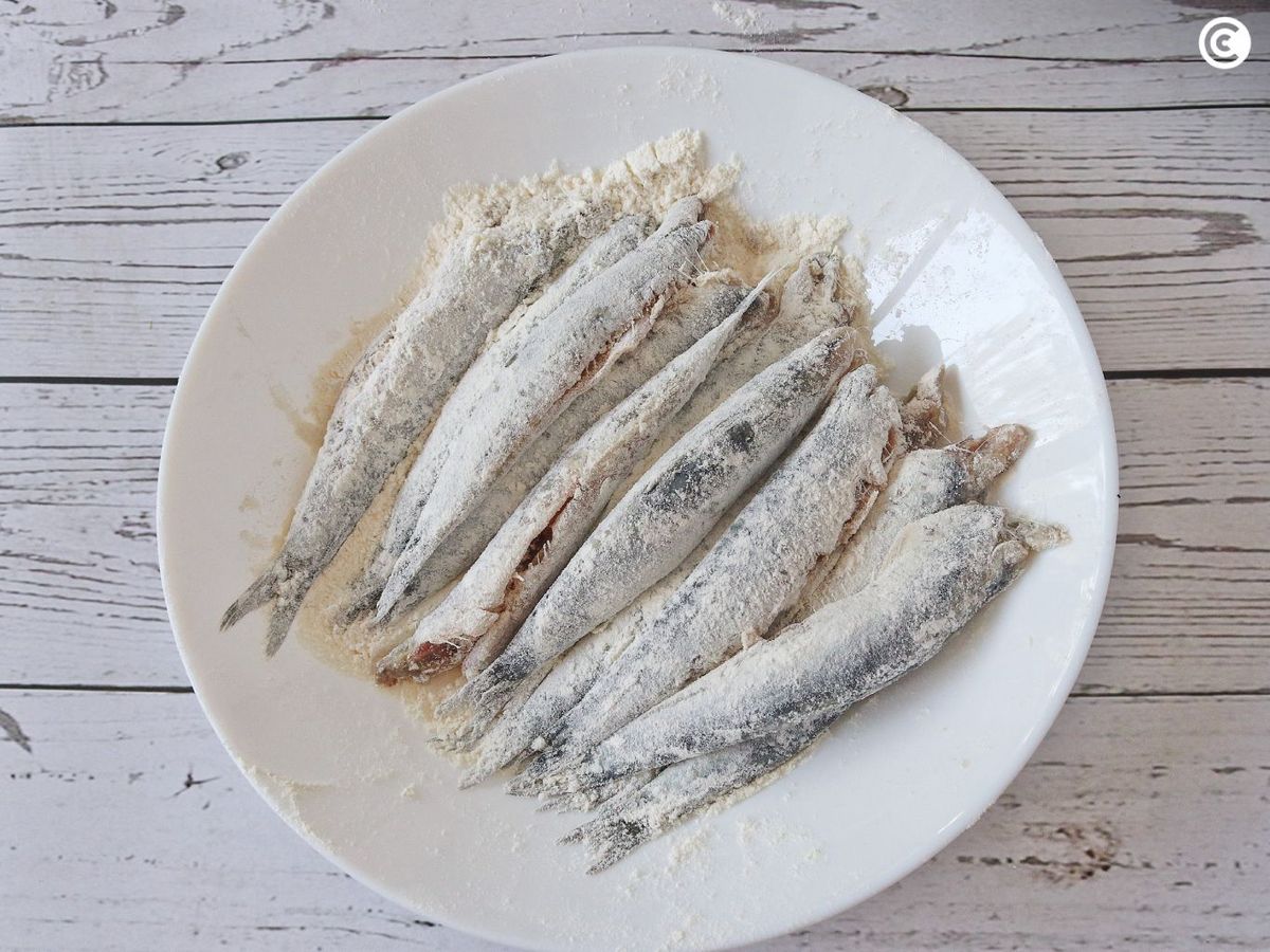 Enharinar los boquerones para hacer en freidora de aire
