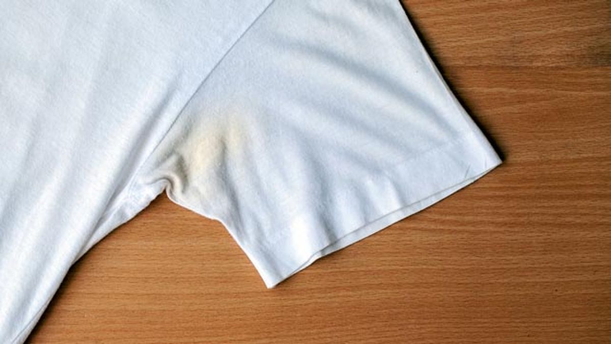 Camiseta blanca con mancha amarilla