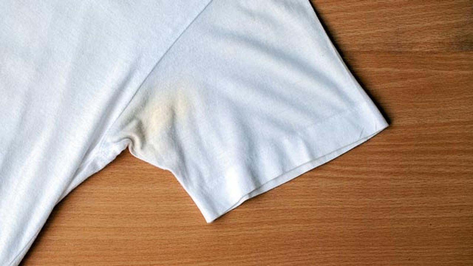 Camiseta blanca con mancha amarilla Camiseta blanca con mancha amarilla