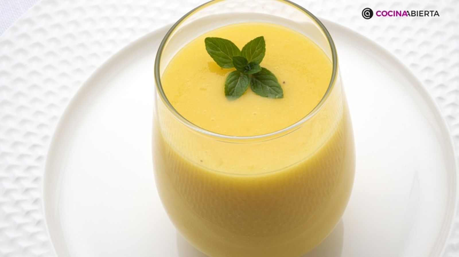Batido casero de mango y plátano, la receta de Karlos Arguiñano Batido casero de mango y plátano, la receta de Karlos Arguiñano