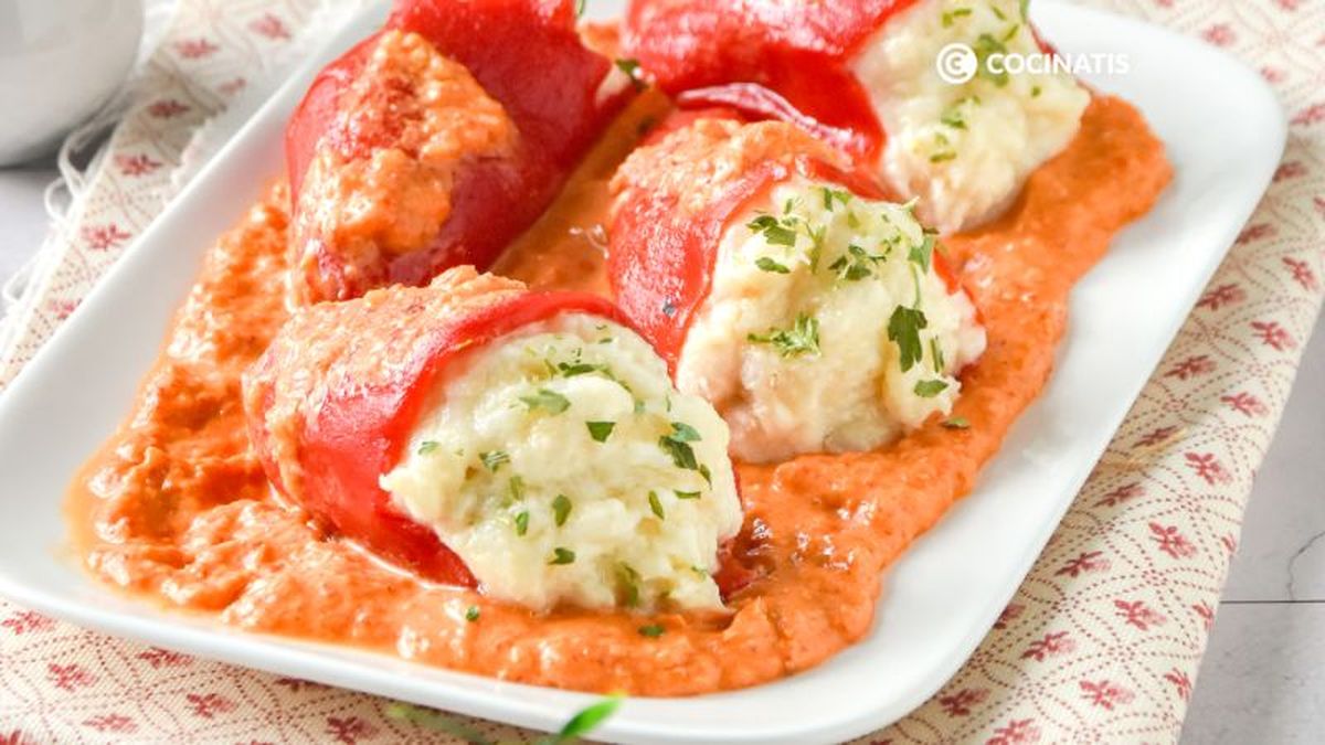 Servimos los pimientos rellenos sobre la salsa