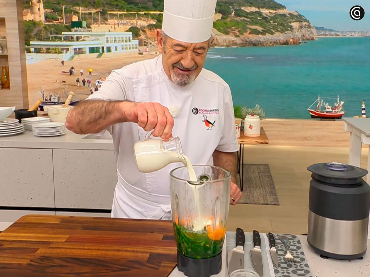 Pasa por la batidora las espinacas escaldadas con los huevos y la nata líquida