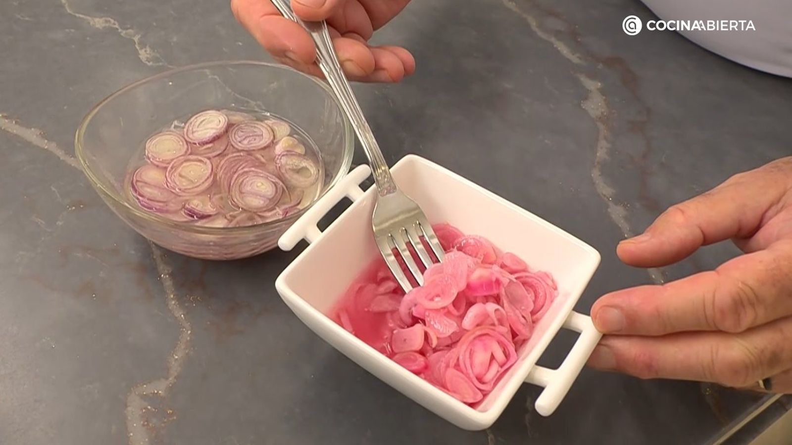 Los pickles de cebolla dan mucha alegría a nuestros platos de carne y pescado Los pickles de cebolla dan mucha alegría a nuestros platos de carne y pescado