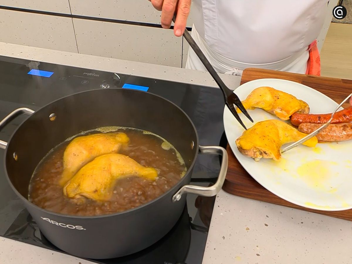 Pon los muslos de pollo y los chorizos dentro de la cazuela