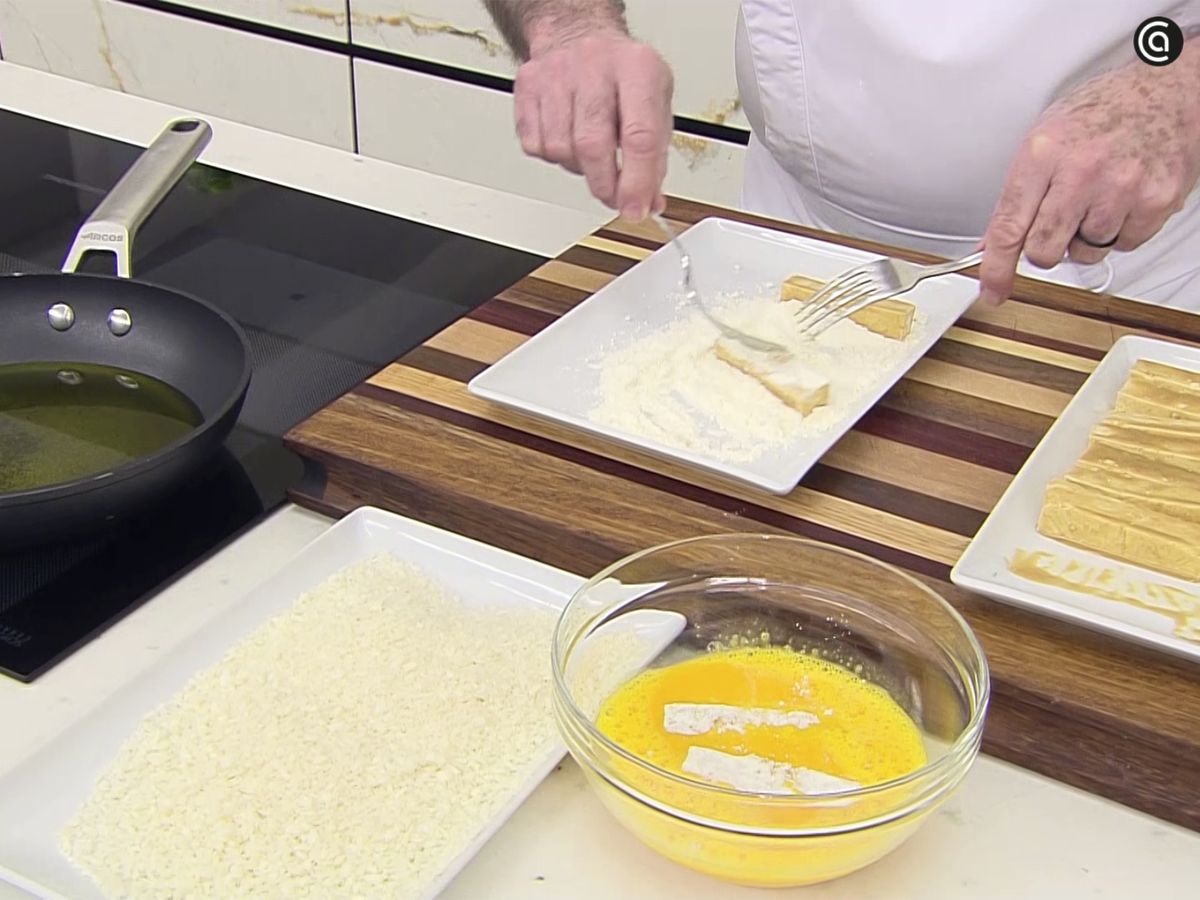 Pasa los palitos de tofu por harina, huevo batido y panko
