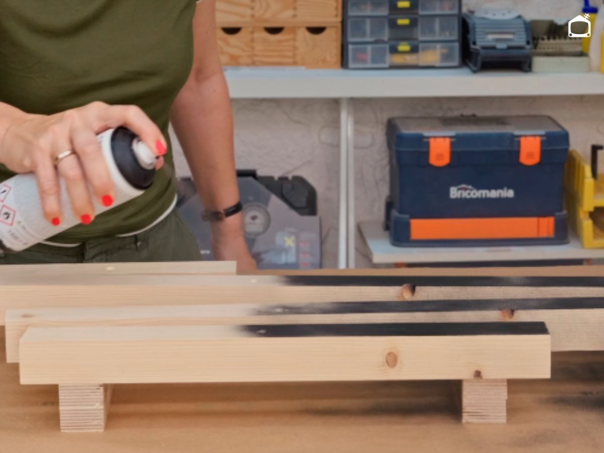Con un espray, pinta los listones de madera