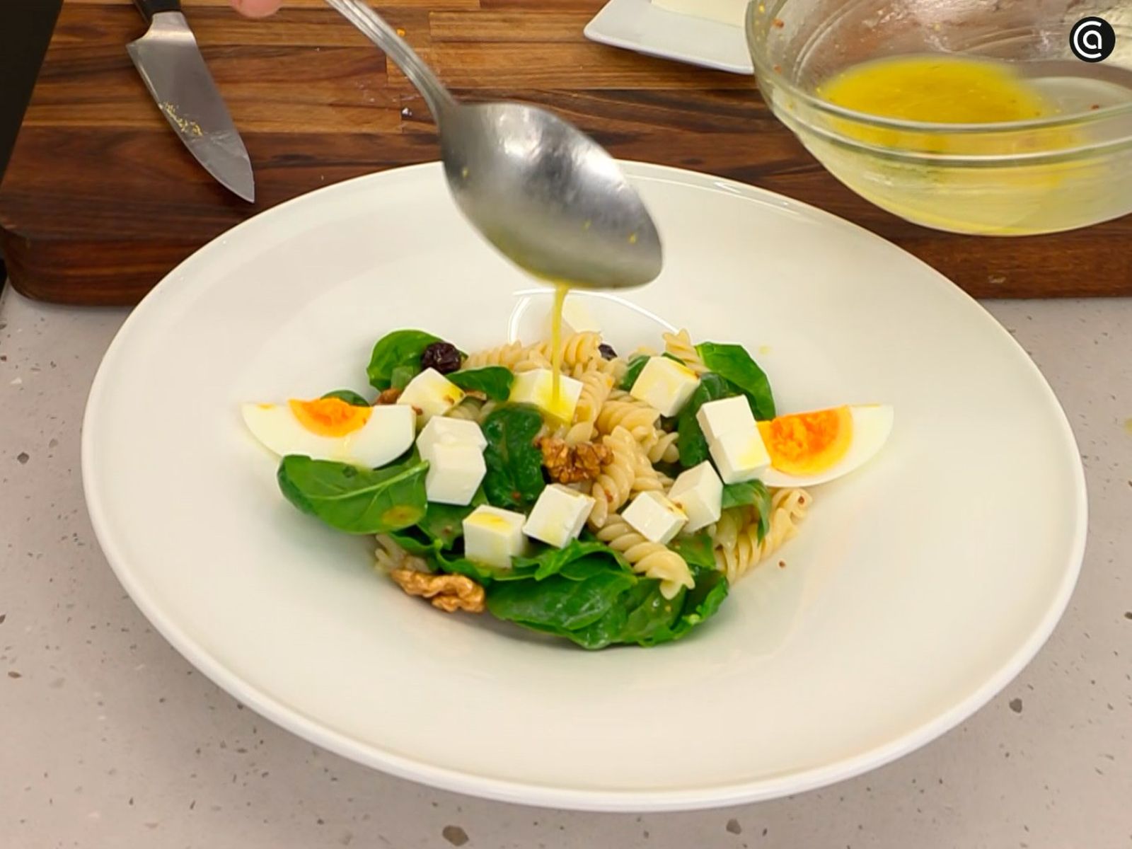 Añade el queso fresco y huevo cocido a la ensalada