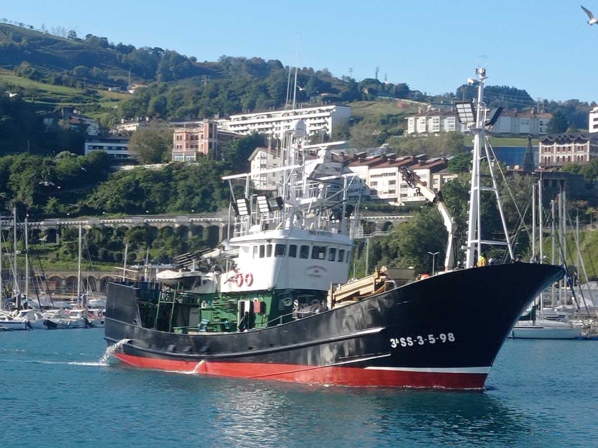 Barco de cerco o cacea del Cantábrico, donde se pesca el Bonito del Norte de forma tradicional.