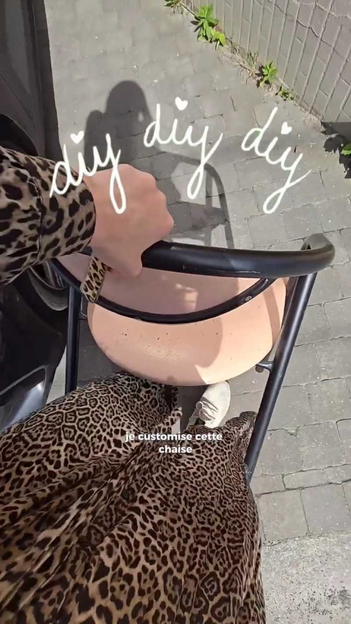 Céline Thiteux recogiendo las sillas de la basura para transformarlas.