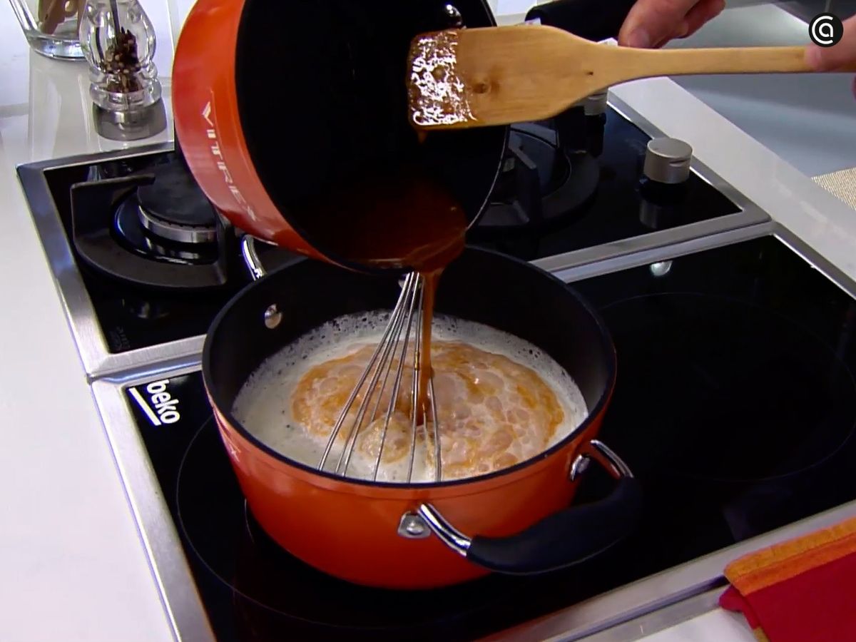 Calienta la nata con la vainilla e incorpora el caramelo
