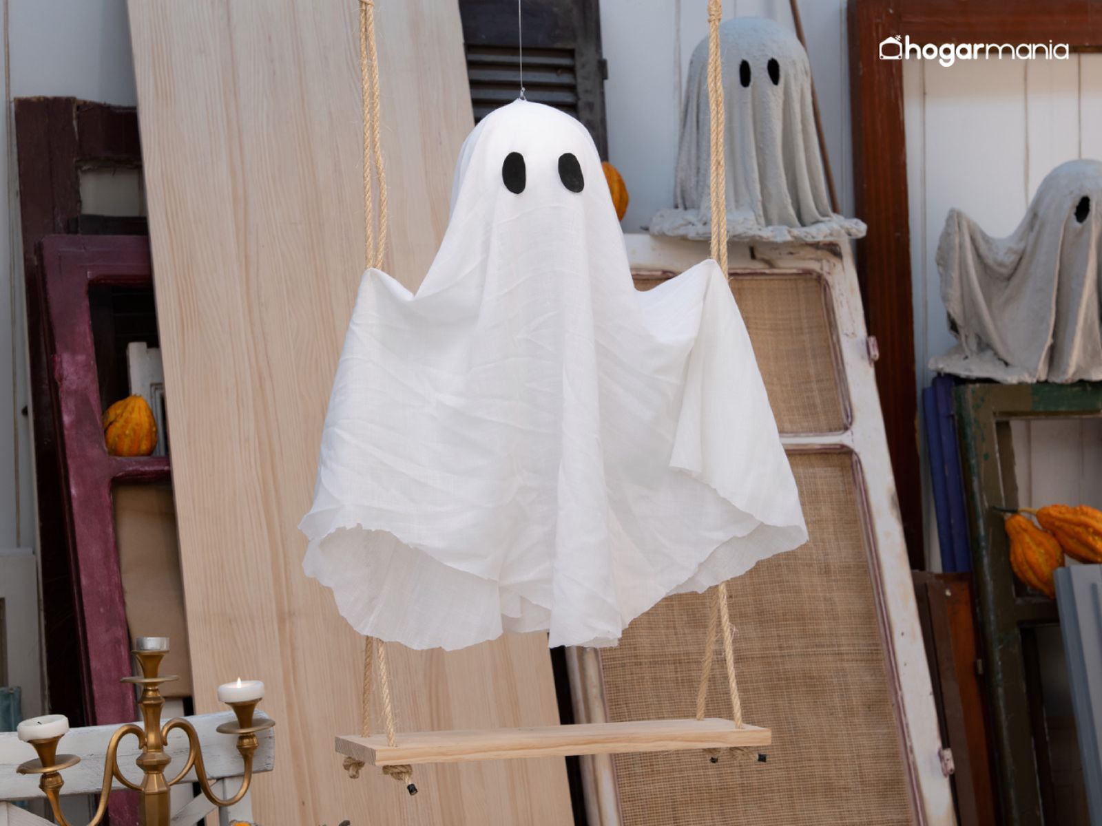 Ya tenemos un divertido fantasma columpiándose, listo para decorar tu rincón más terroríficamente creativo. Ya tenemos un divertido fantasma columpiándose, listo para decorar tu rincón más terroríficamente creativo.