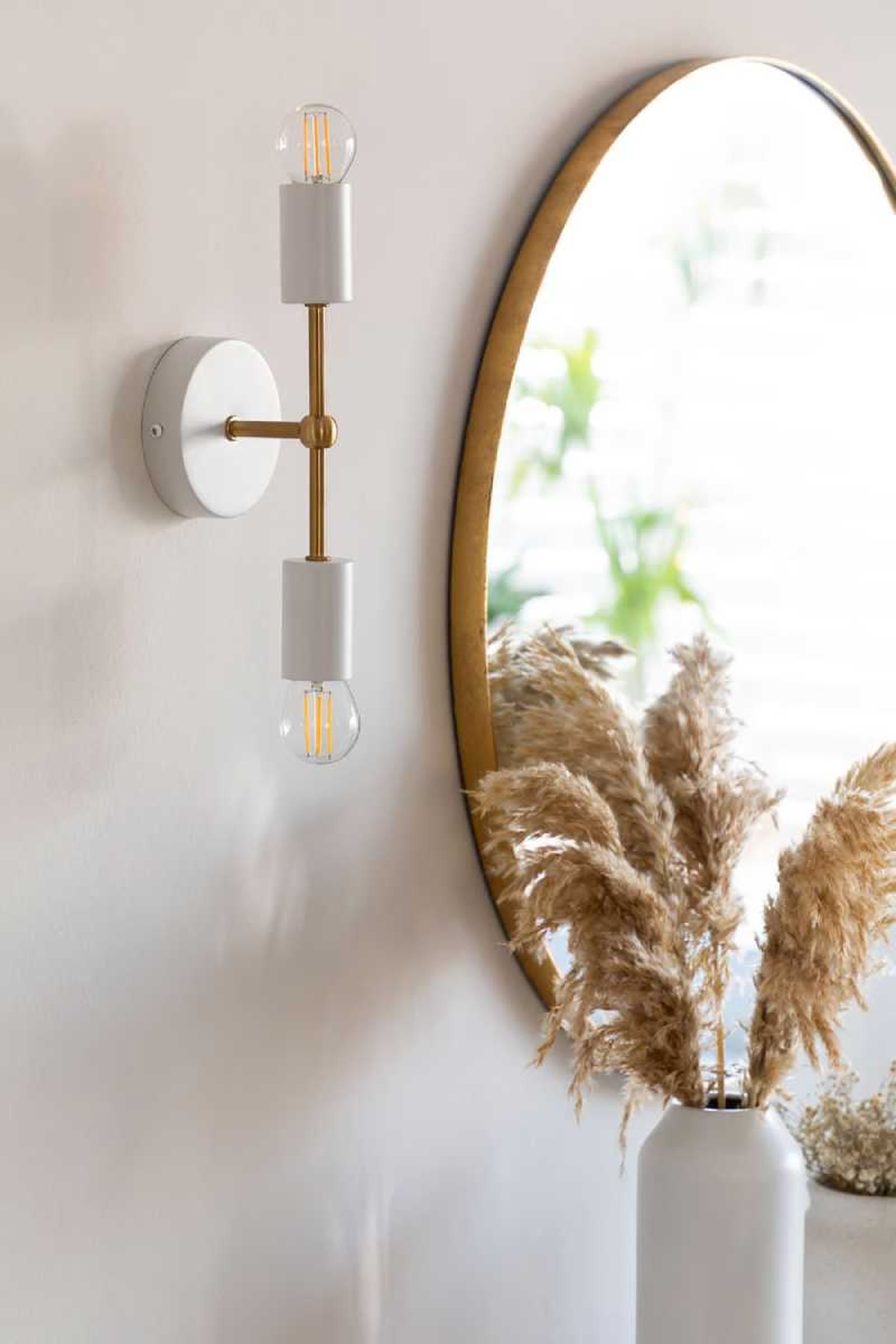 Lámpara de pared de dos bombillas con luz indirecta Olyar. Lámpara de pared de dos bombillas con luz indirecta Olyar.