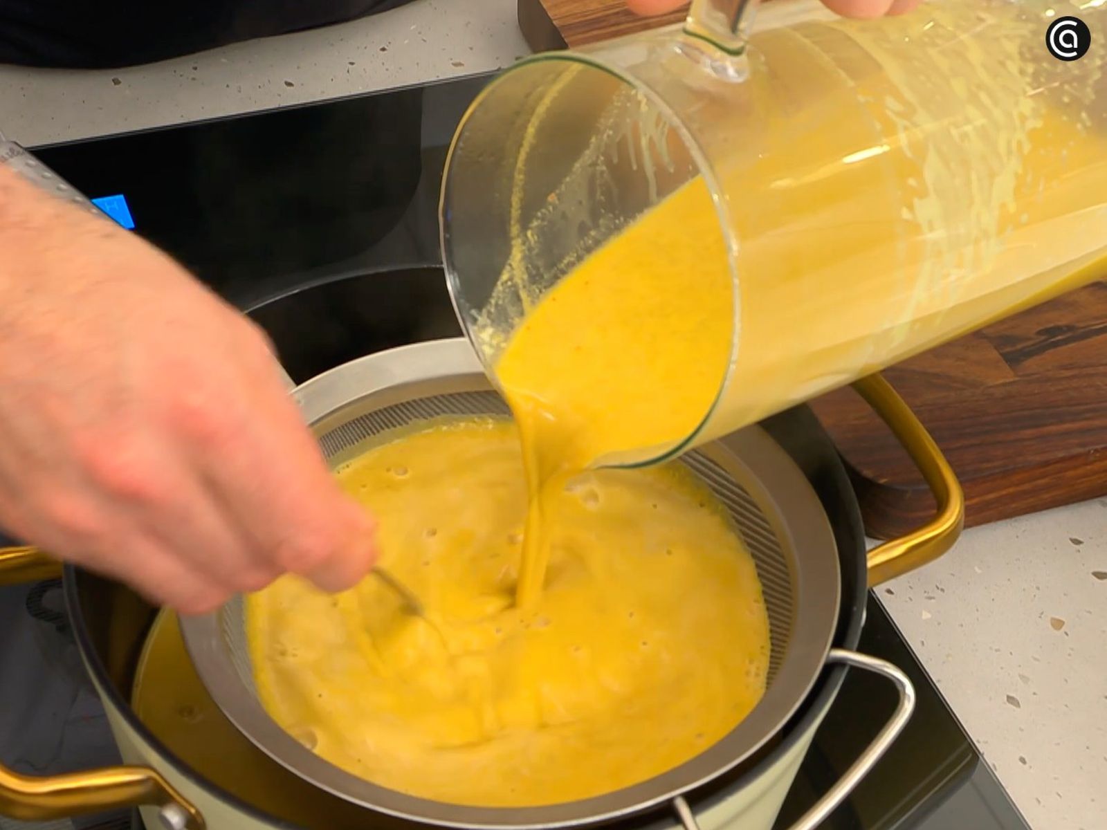 Tritura bien y cuela para conseguir una crema lisa y delicada