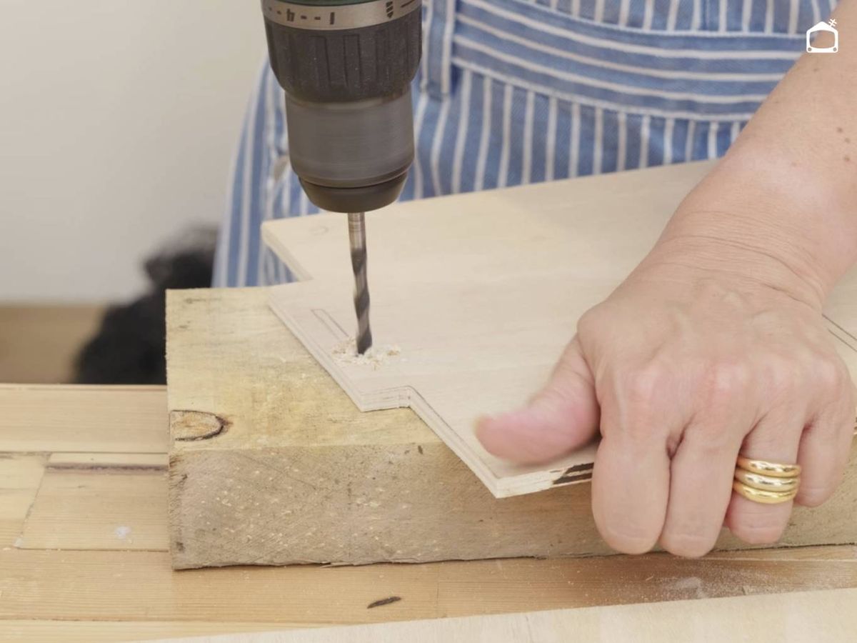 Perforar algunas piezas para cortar con mayor comodidad.