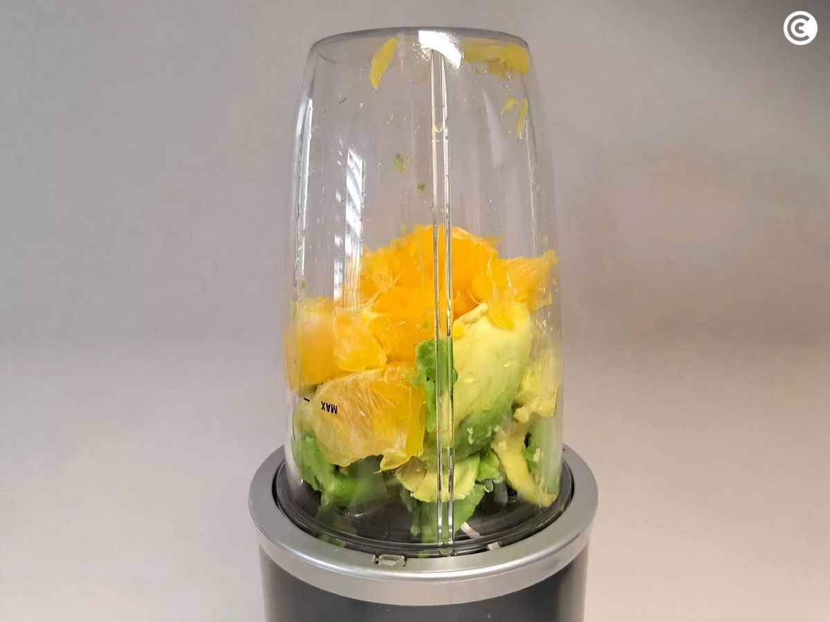 Triturar la fruta para la mousse de naranja y chocolate