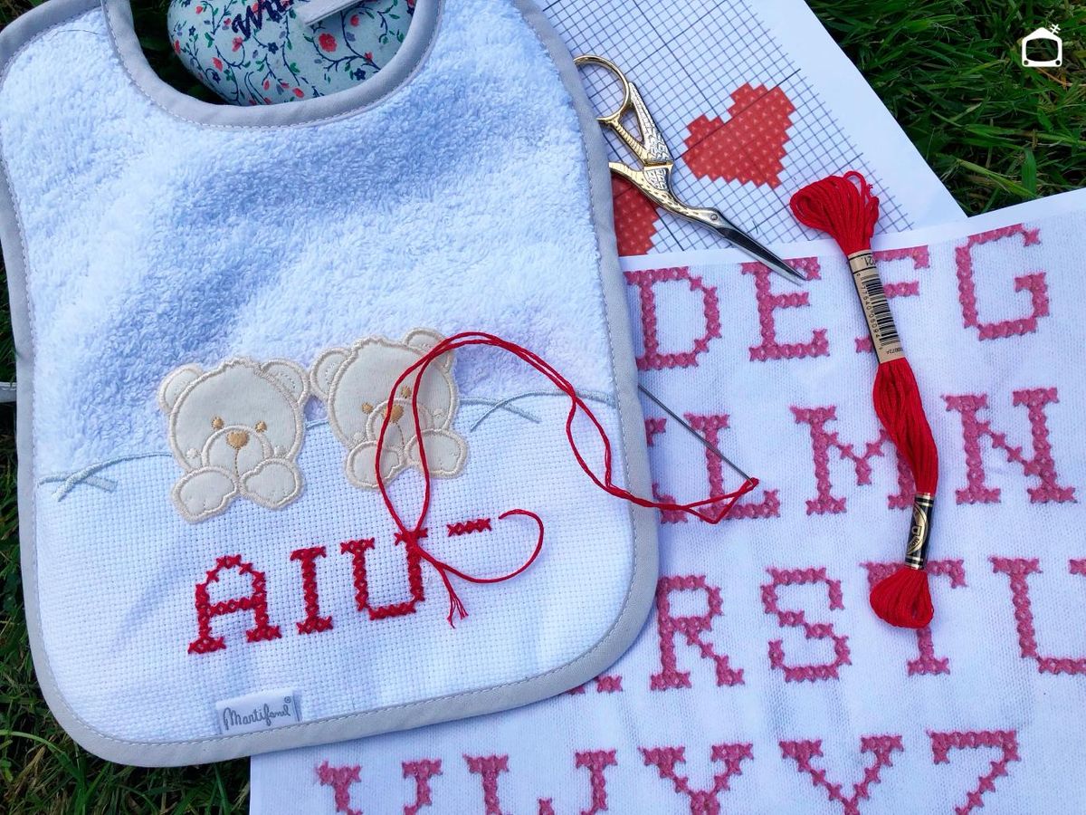 Bordar nombres e iniciales es muy bonito y entretenido, especialmente para prendas infantiles.
