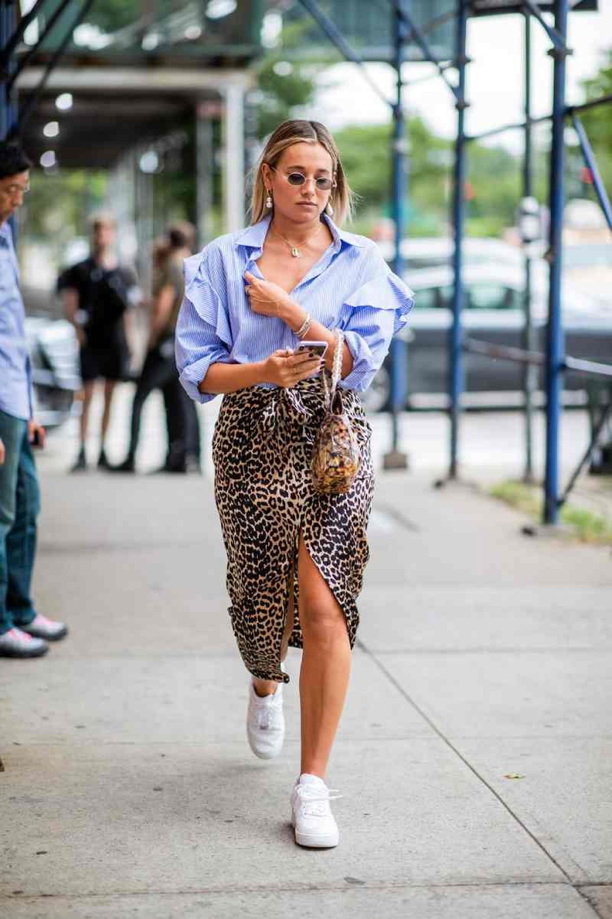 Falda animal print con camisa azul de rayas