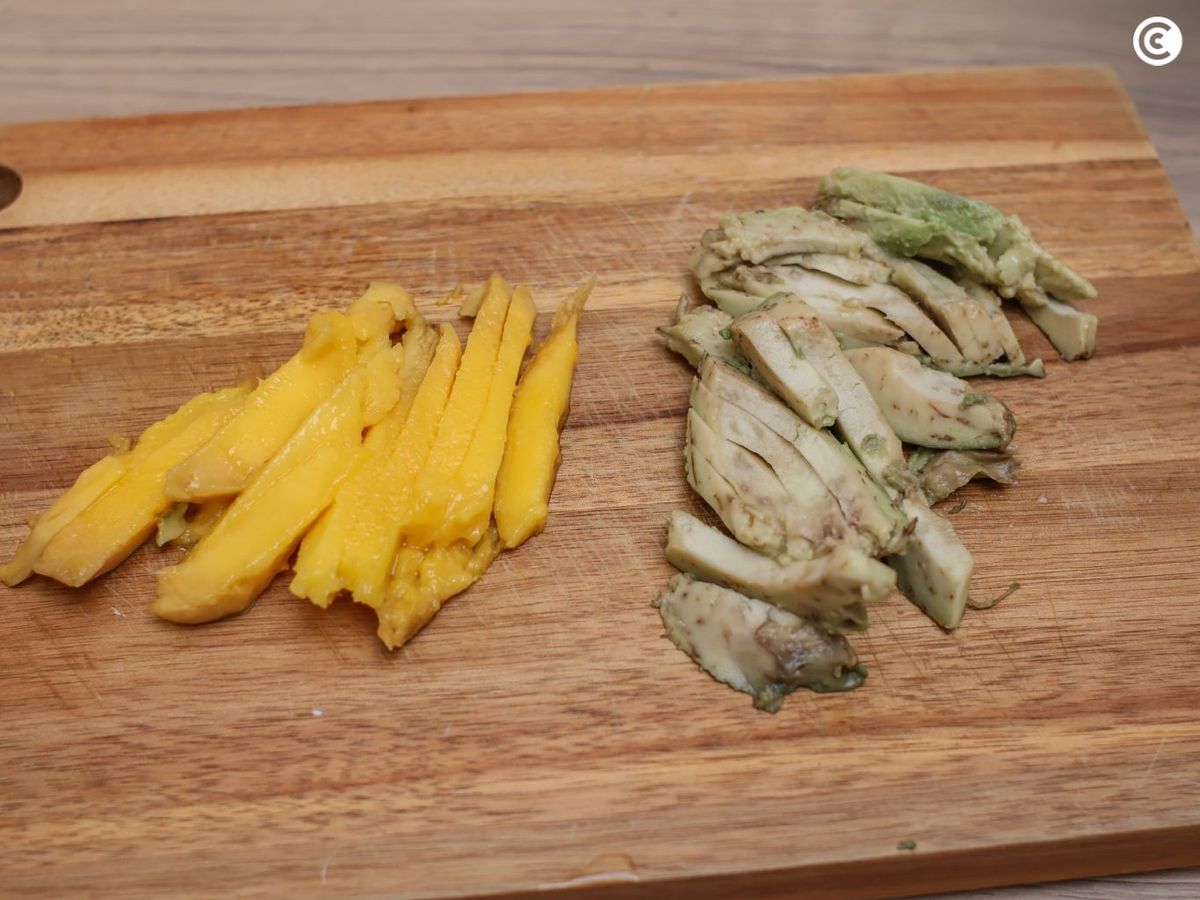 Cortar en tiras el aguacate y mango para hacer el sushi vegano