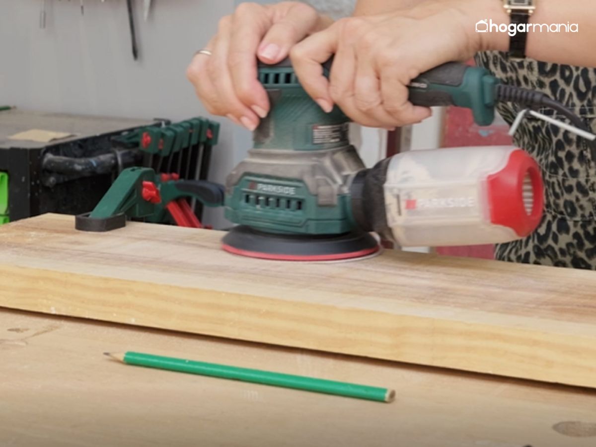 Lijamos bien la superficie y los cantos para conseguir un acabado suave y sin astillas.