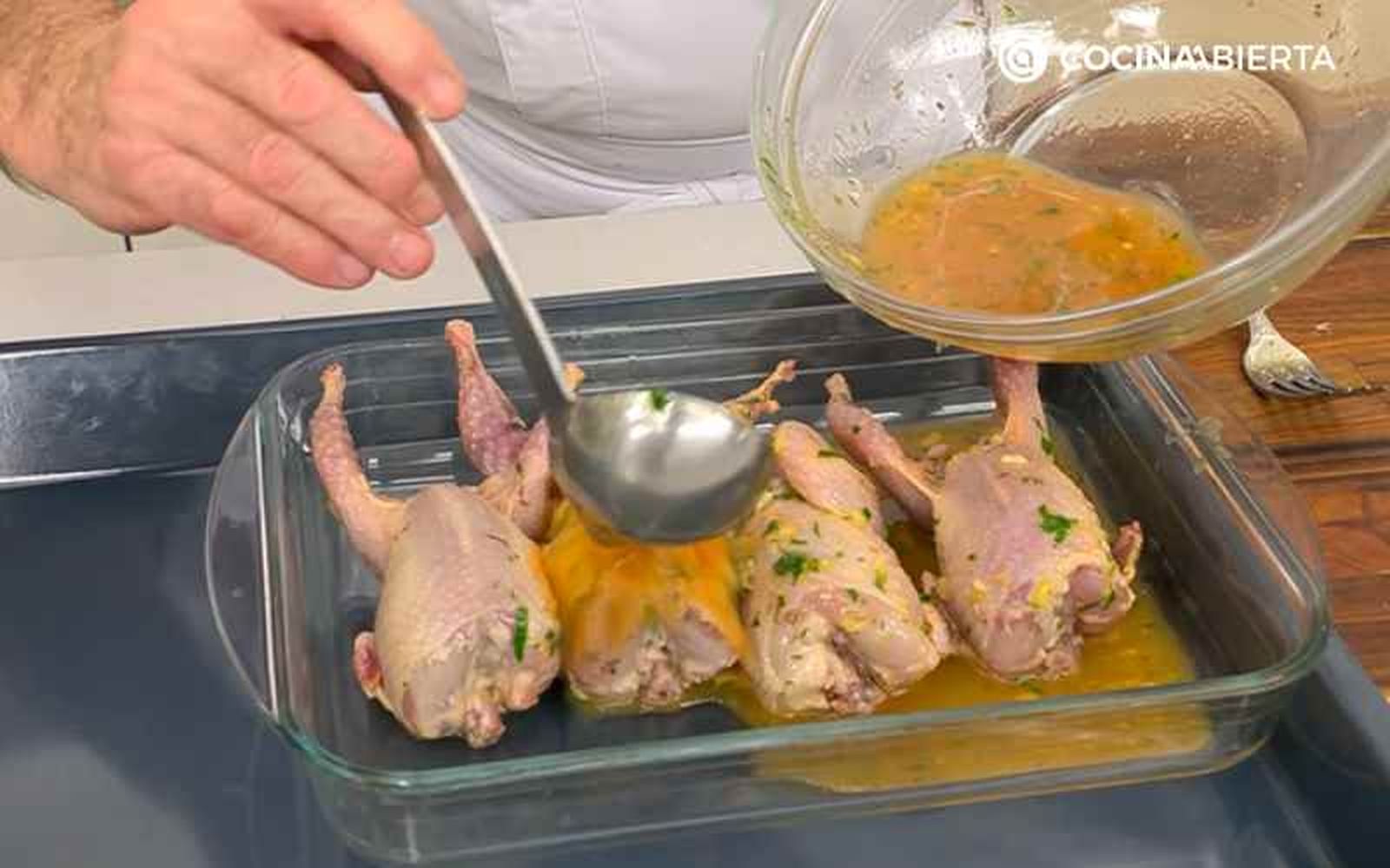 Hornea las codornices con salsa de naranja Hornea las codornices con salsa de naranja