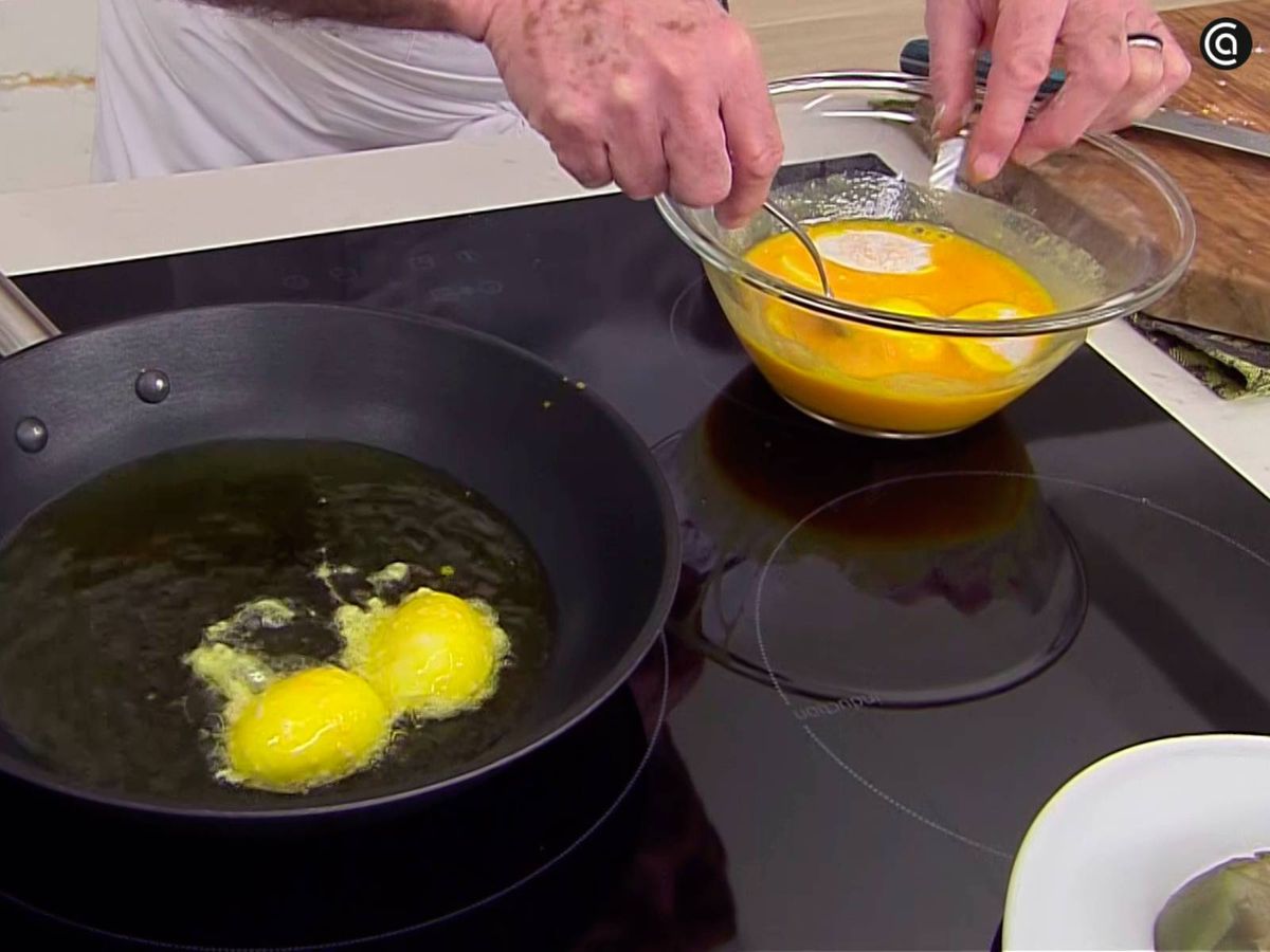 Fríe los huevos cocidos rebozados