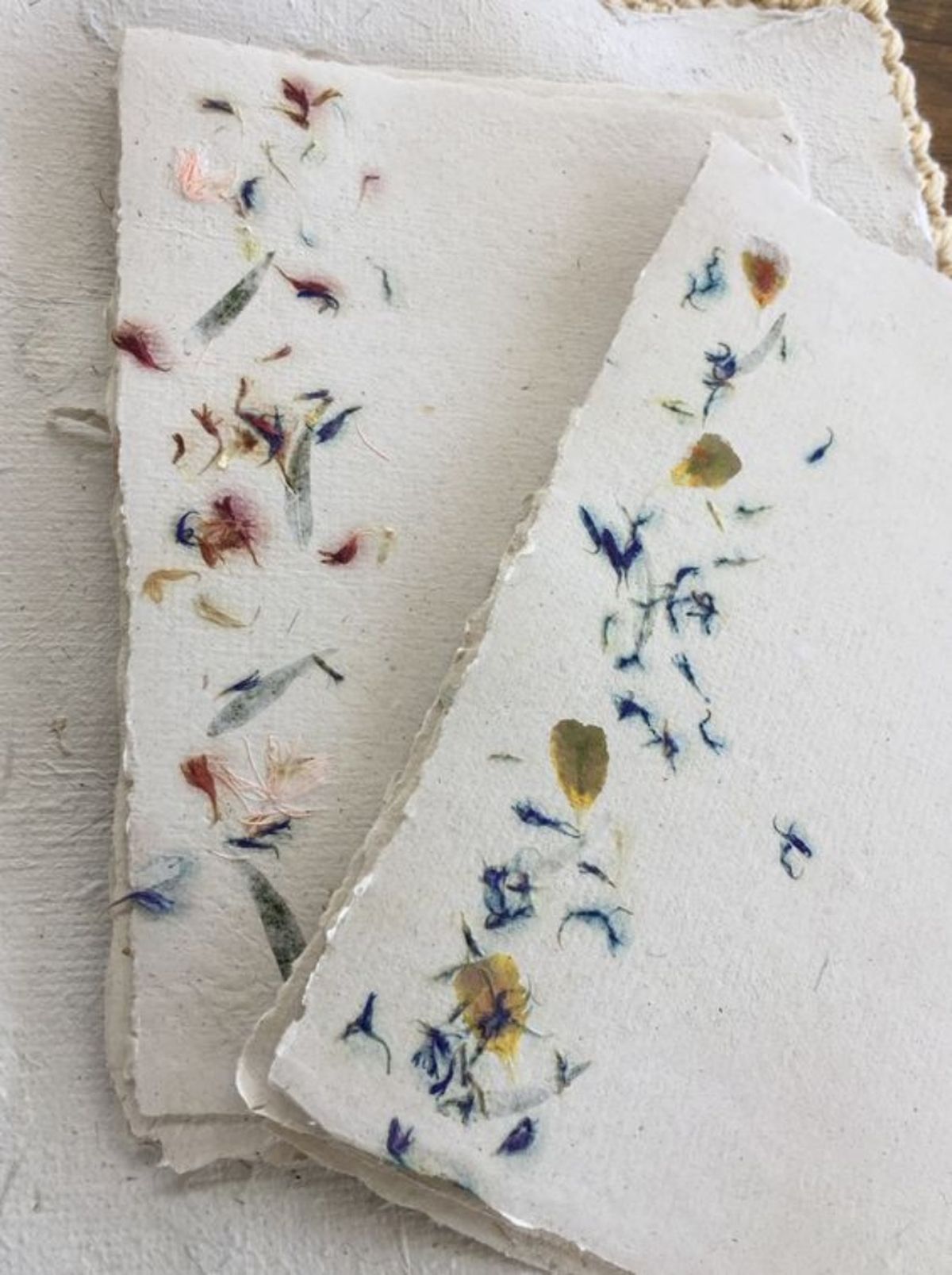 Papel reciclado con flores en los laterales.