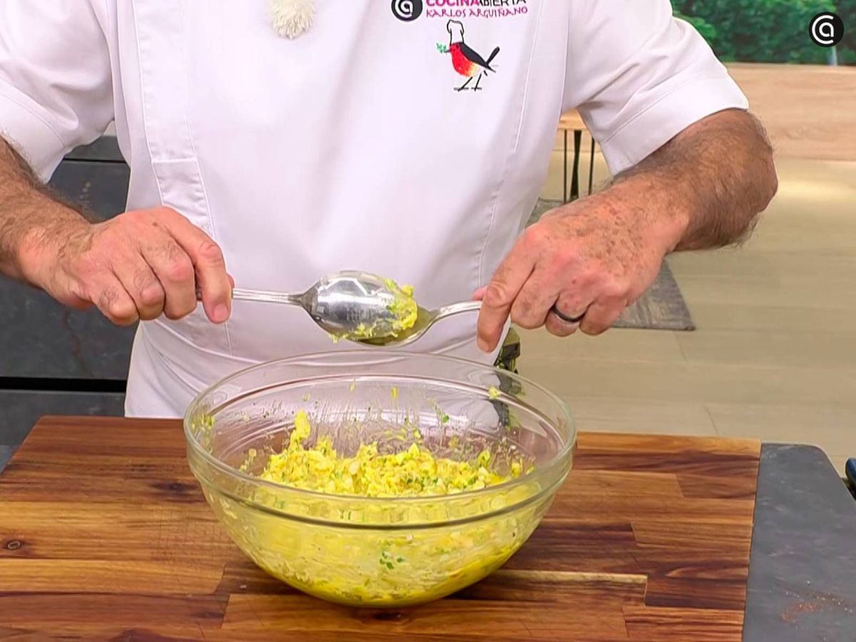 Dale forma de croqueta a la masa