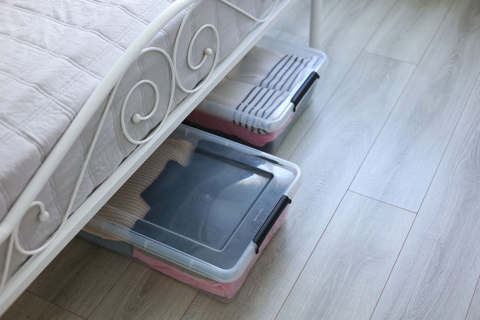 El espacio debajo de la cama es útil para guardar ropa y otros trastos