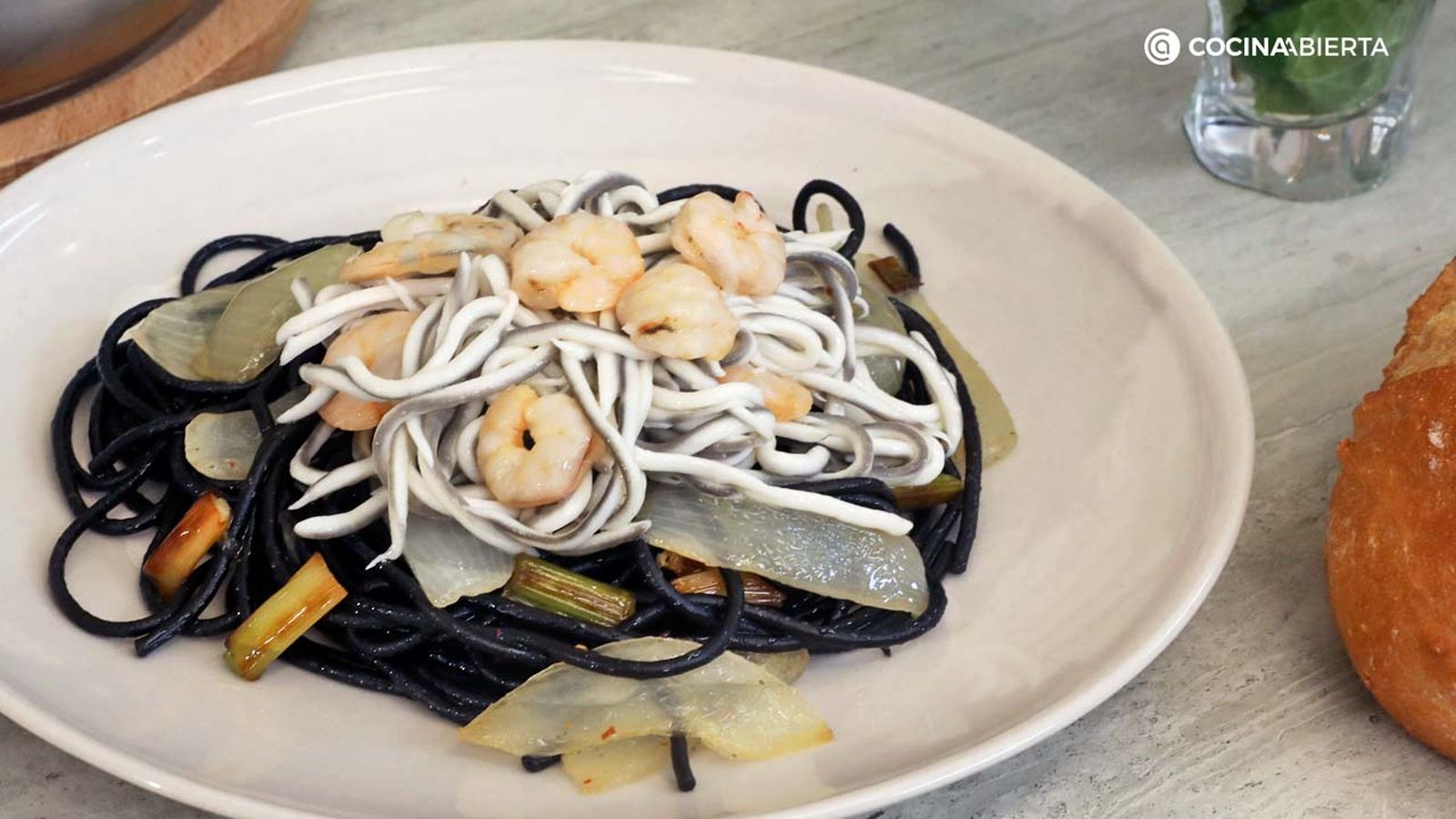 Espaguetis negros con gulas y gambas al ajillo