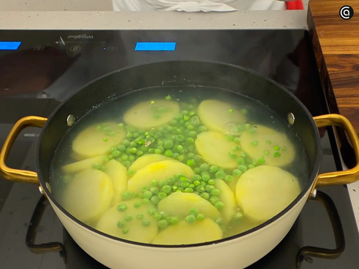Pon a cocer las patatas y los guisantes en agua en una cazuela