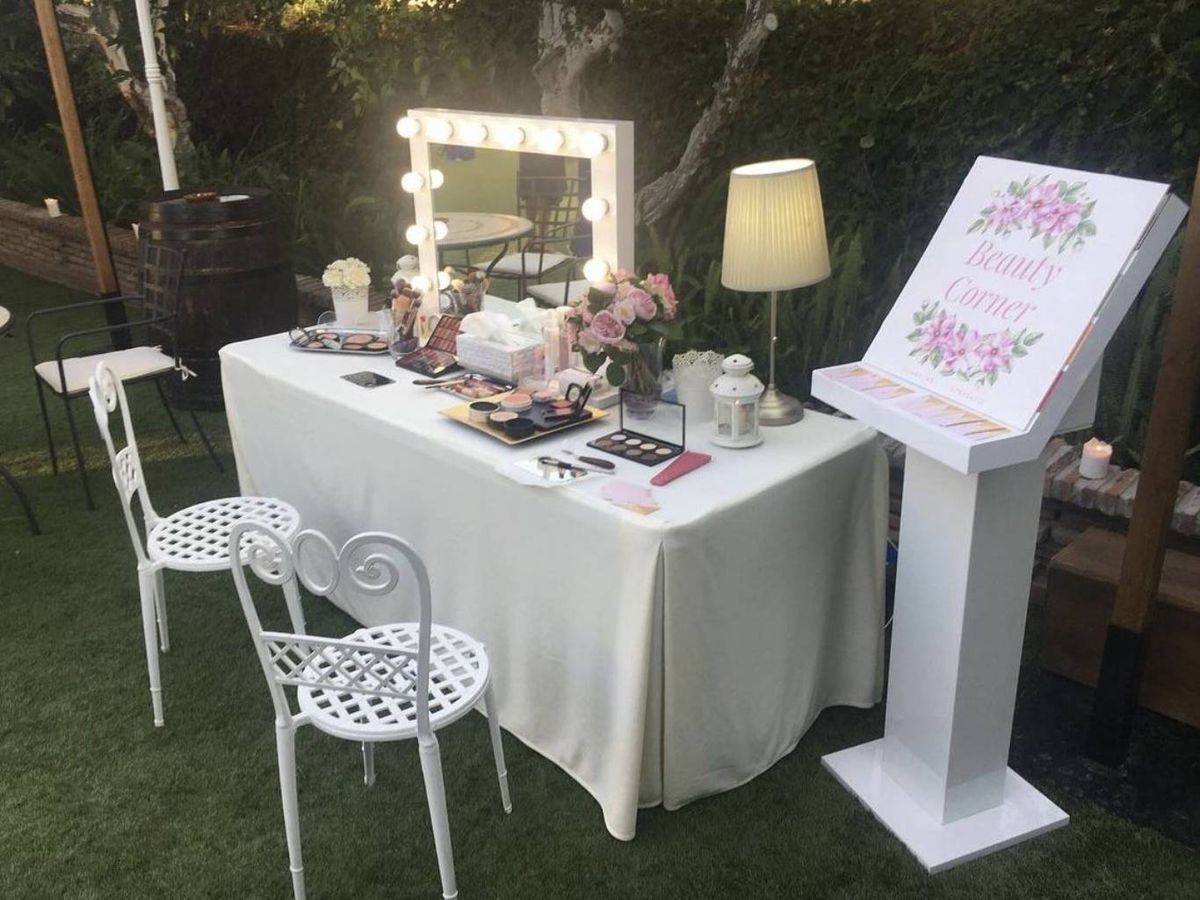 Este tocador floral es perfecto para crear un rincón de belleza.