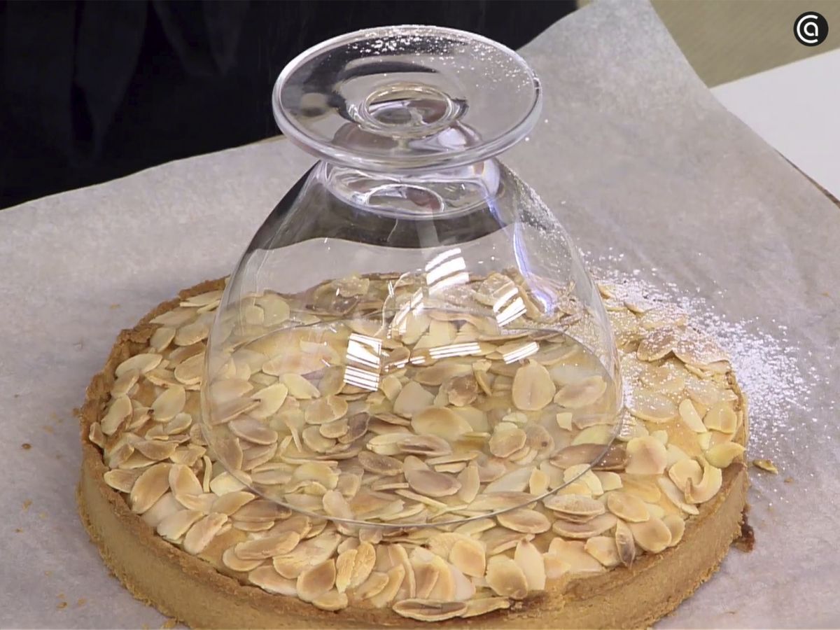 Coloca una copa en el centro de la tarta y espolvorea azúcar glas